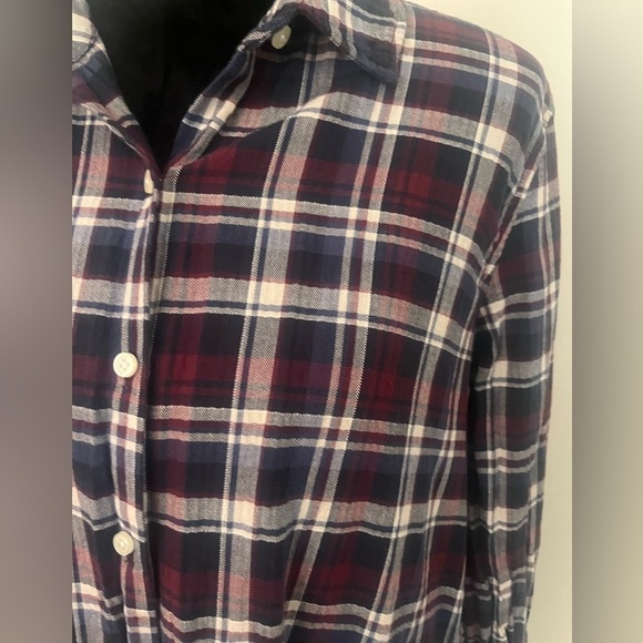 DKNY women’s size M navy/burgundy plaid‎ high/low button down blouse. - Picture 4 of 5